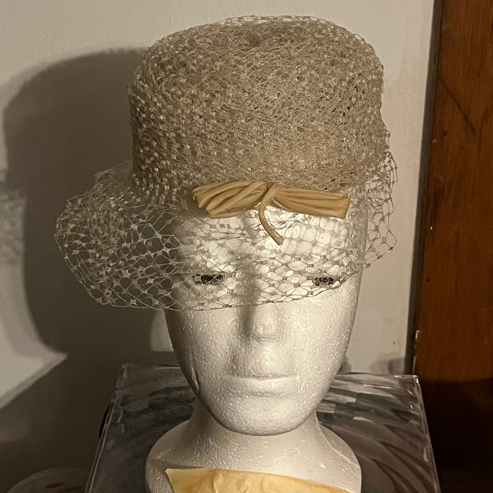 Pillbox hat cocktail fascinator beige veil with Bowknot Accent vintage MCM